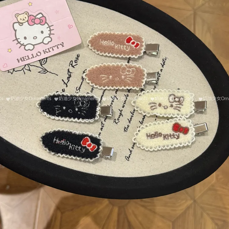 HelloKitty毛绒刺绣搭配蕾丝边碎发鸭嘴夹轻松打造甜美少女感发型