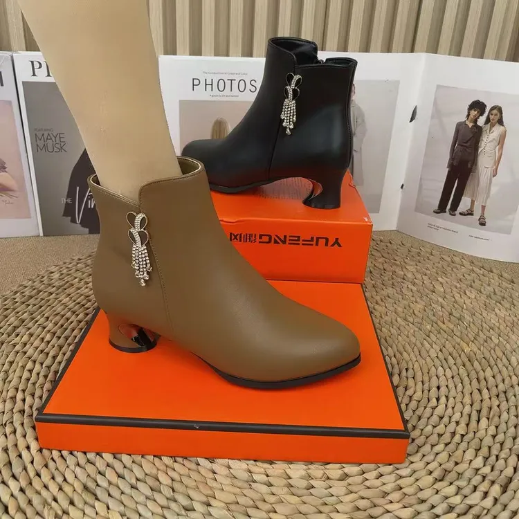 【气质优雅】2025秋冬爆款百搭尖头软皮女靴子粗跟薄绒时尚妈妈鞋