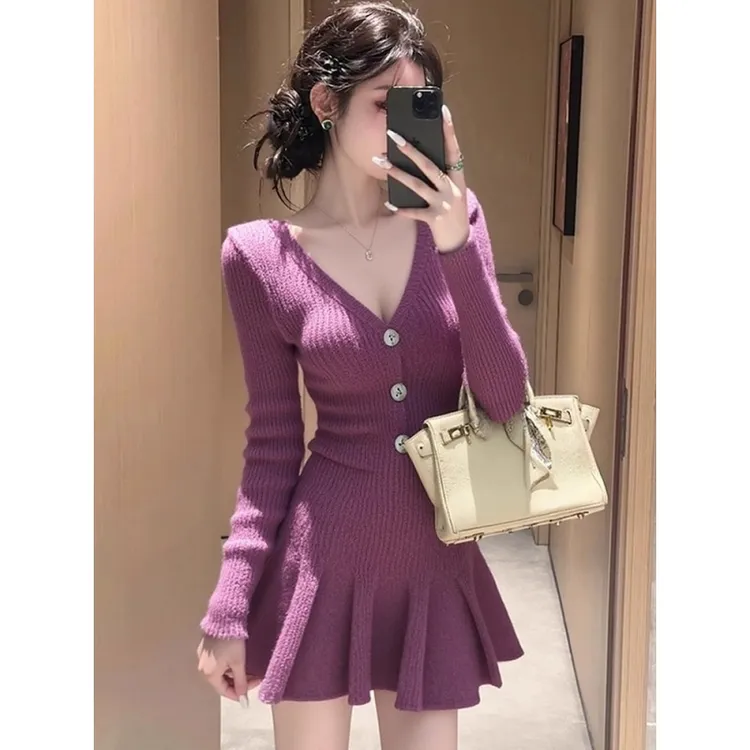 法式紫色V领针织连衣裙女早秋新款收腰显瘦纽扣装饰御姐风短裙子