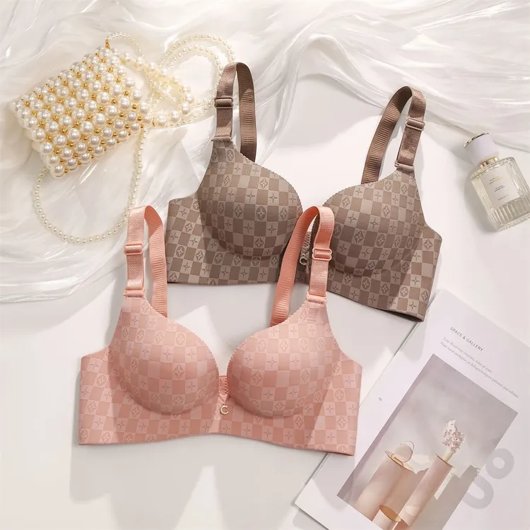 小胸平胸专用文胸无痕无钢圈聚拢防下垂显胸大加厚6cm内衣女套装