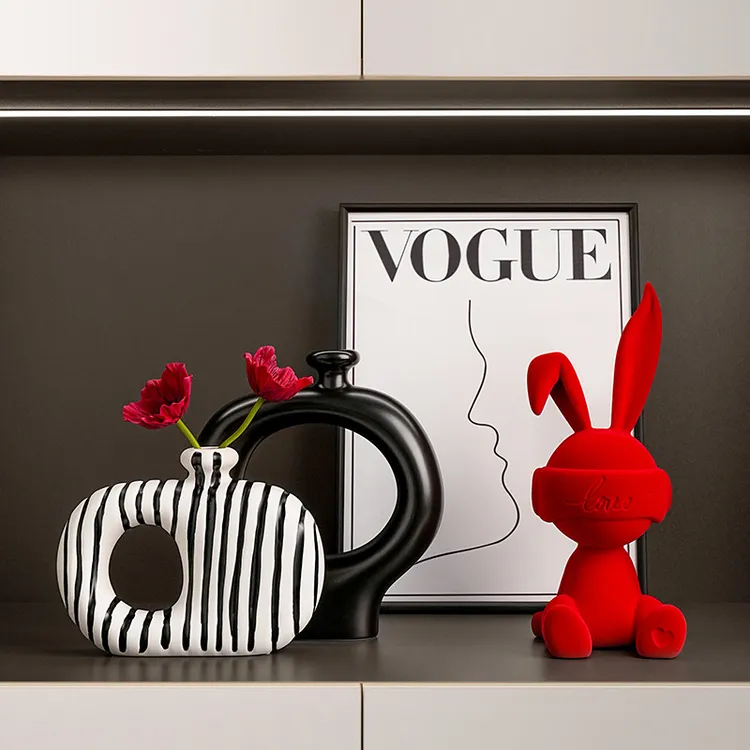 创意轻奢花瓶红兔子摆件公仔客厅入户门桌面玄关乔迁高级感装饰品