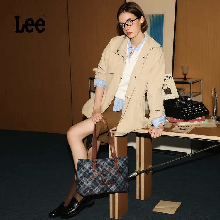 Lee【少女侦探系列】25款英伦格纹字母托特包学院风单肩包经典百搭商品图
