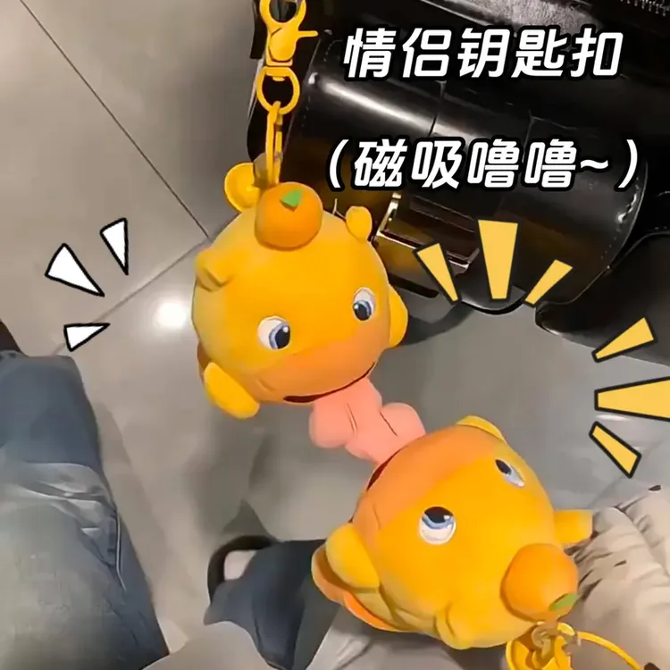 水豚噜噜磁吸毛绒情侣钥匙扣创意迷你可爱噜噜情侣挂件包包挂饰