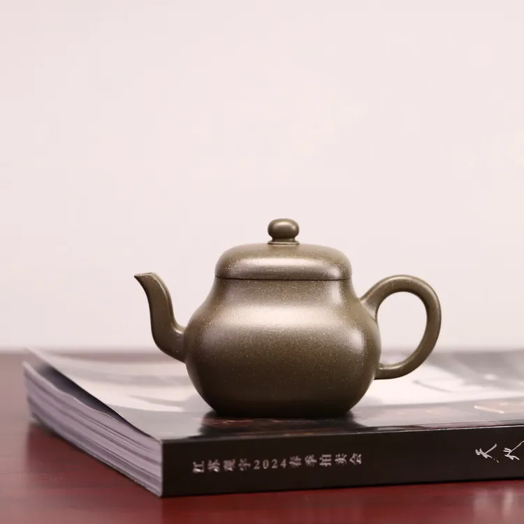 四方君德，器名家钱卫，原矿松华青段（蟹壳青）全手工制，容量200cc