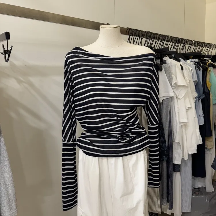 气质条纹减龄斜肩长袖t恤女2025早秋新款显瘦气质露肩一字领上衣