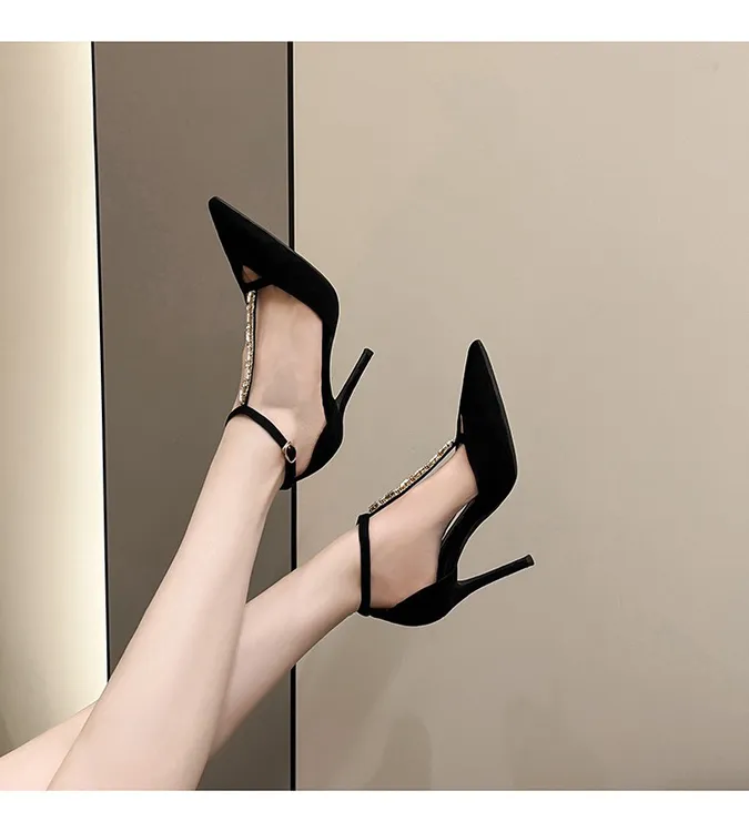 黑色高跟鞋女2025年新款夏季宴会浅口水钻尖头高级感细跟包头凉鞋