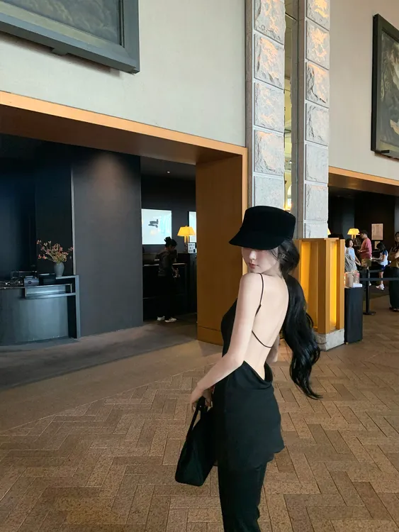 【都市主角】2025新款黑色雪纺吊带荡领露背上衣显瘦休闲裤两件套装