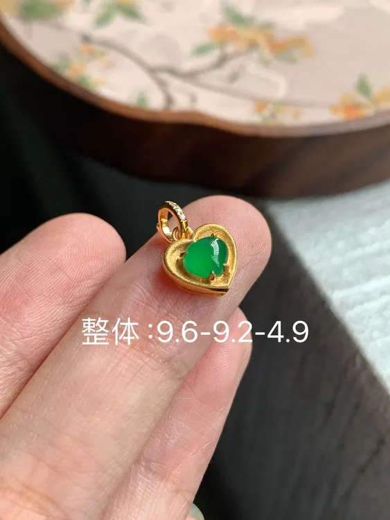 满绿蛋面桃心小提溜天然翡翠缅A18k金镶嵌