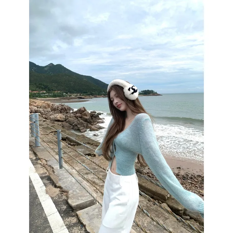 蓝色V领长袖针织开衫女秋季纯欲性感甜辣妹气质白色百搭牛仔长裤