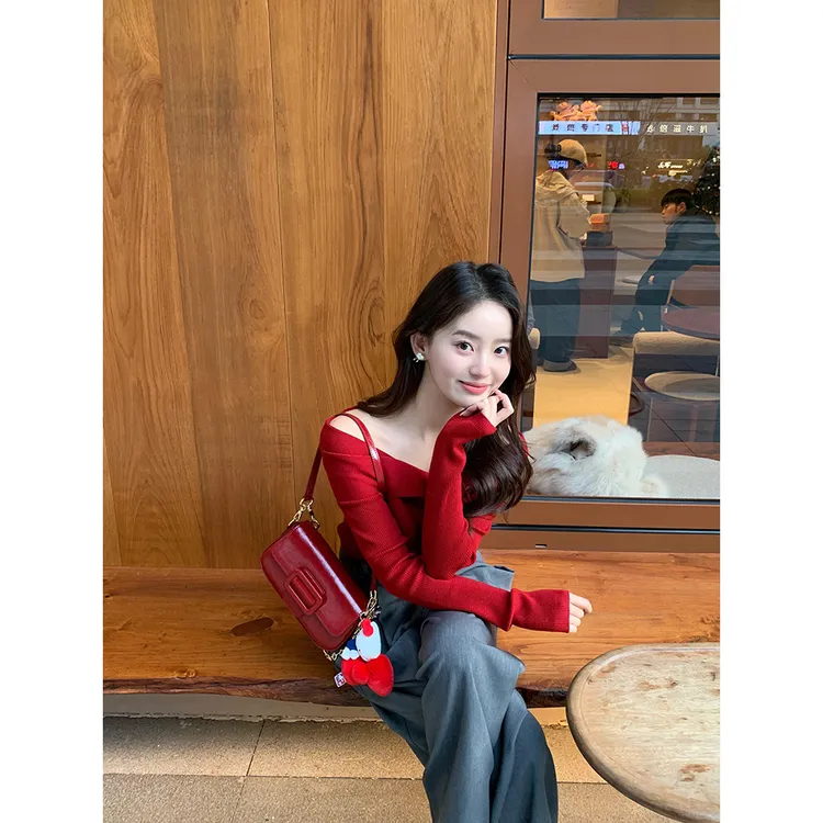 复古红色一字肩氛围感针织衫女秋冬修身时髦上衣