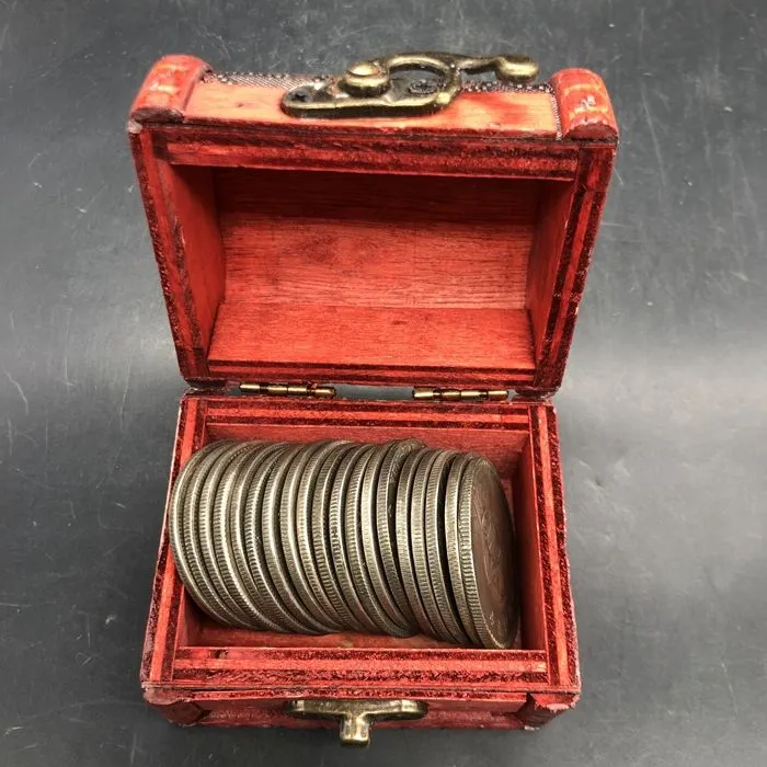 18枚工艺品带箱子