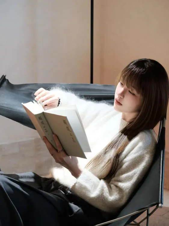 2025秋季新款韩系珍珠白颗粒肌理圆领毛衣百搭阔腿灰西裤两件套