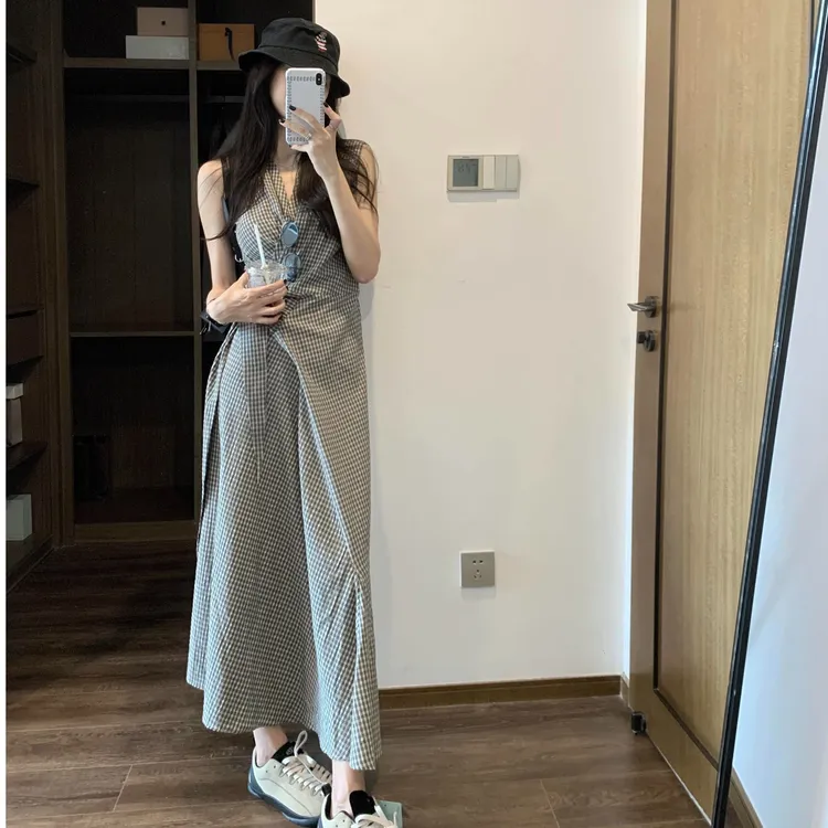 法式复古格子V领无袖连衣裙女2025夏季新款绑带收腰显瘦背心长裙