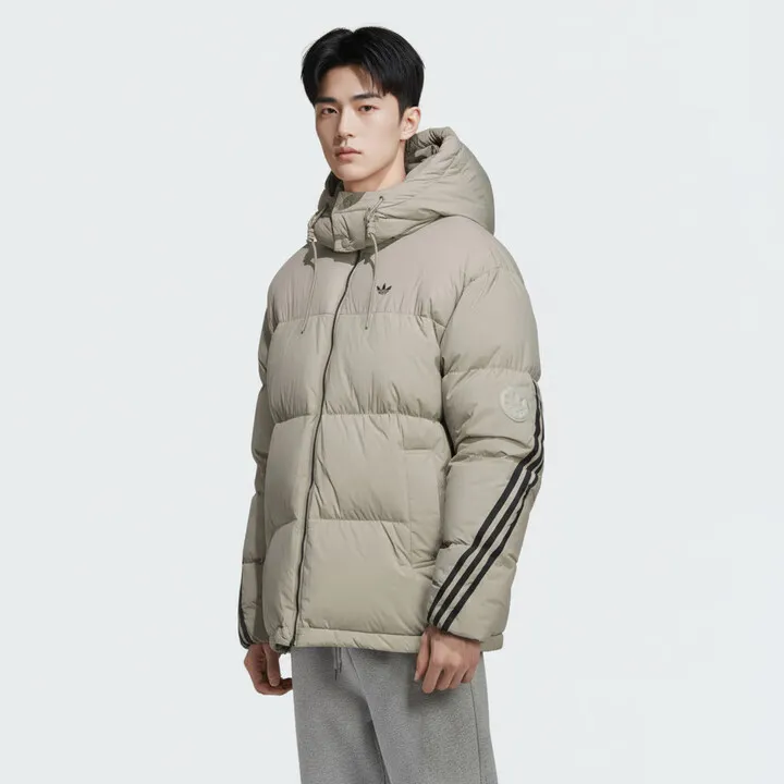 adidas/阿迪达斯男子三叶草保暖运动宽松连帽面包羽绒服KC2563