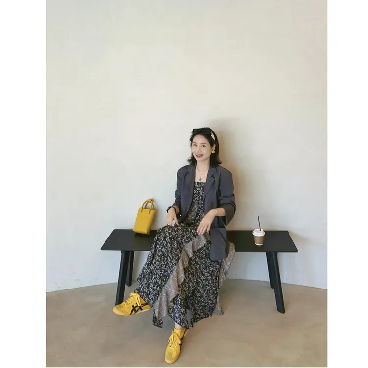 2025春季韩系穿搭一整套灰色西装外套女搭配碎花吊带连衣裙两件套
