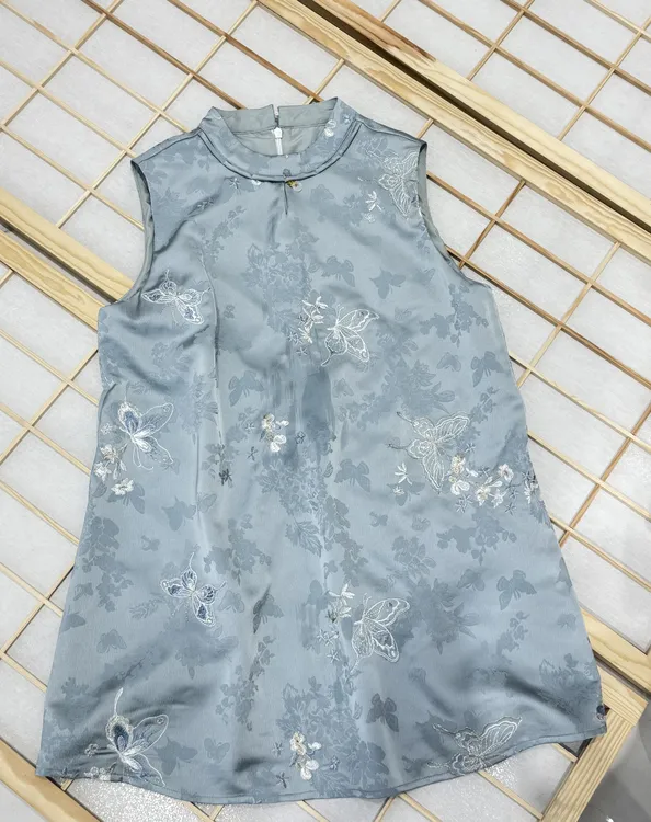 【香香严选】“冷清秋”浅蓝提花旗袍无袖设计+蝴蝶刺绣国风韵味6551