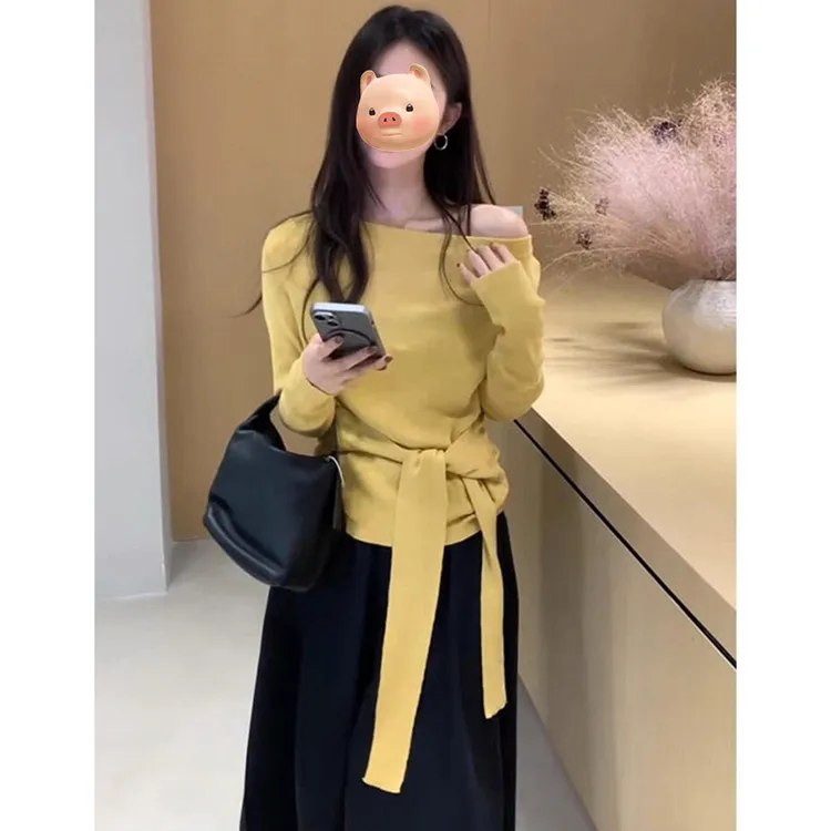 法式不规则斜肩黄色长袖针织衫女2025早秋季新款收腰绑带露肩上衣