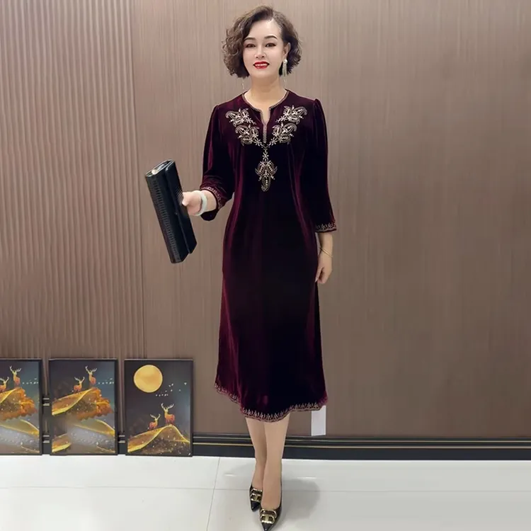 丝绒绣花连衣裙秋新款阔太太宽松遮肚显瘦A字裙时髦过膝大码裙子