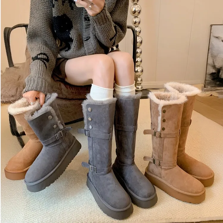 灰色厚底保暖雪地靴女2025新款长筒冬季铆钉皮带扣加厚毛中筒棉鞋