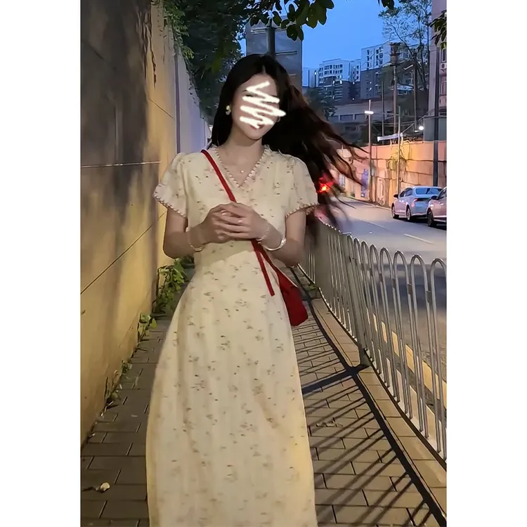 V领连衣裙女2025夏季新款温柔风花边短袖收腰显瘦中长款碎花裙子