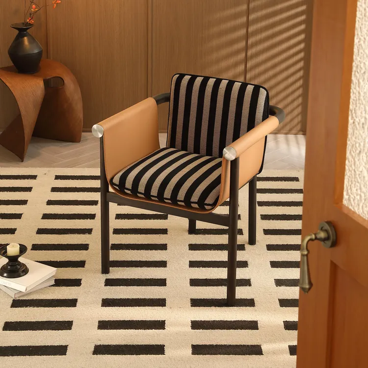 高端家用意式极简2025新款芬迪餐椅白蜡木马鞍皮扶手靠背泡茶椅子