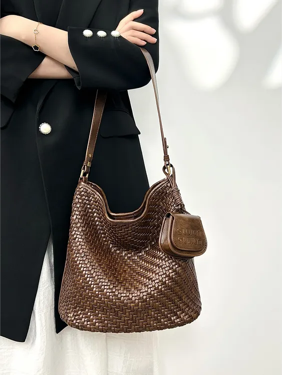 手工编织大容量水桶包包软皮慵懒托特包单肩斜挎大包包休闲百搭女