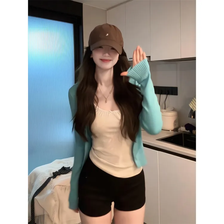 2025开春韩系穿搭高级感长袖开衫上衣短裤辣妹热裤靴裤显瘦设计感