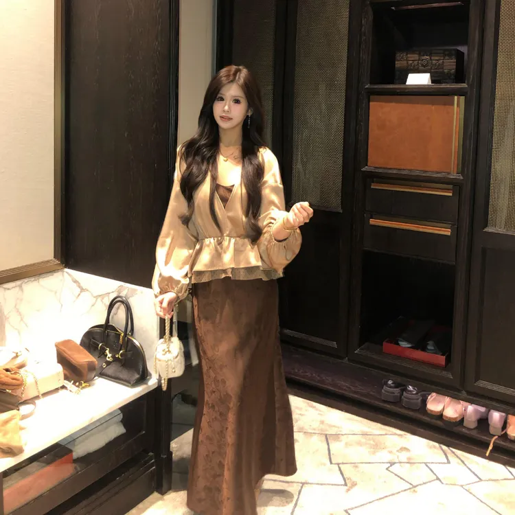 李潇洒【富家千金】微胖大码秋南洋风V领灯笼袖上衣+提花收腰吊带裙