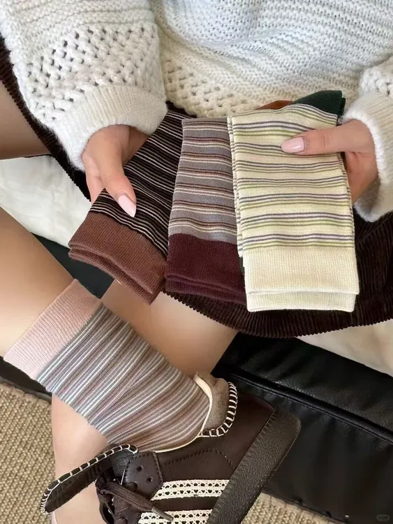 早秋款复古港风女袜细横条彩色休闲风撞色条纹中筒袜可露丽风棉袜