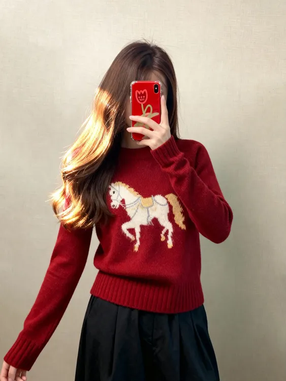 红色印花毛衣2026马年本命年衣服女秋冬慵懒高级感小香风针织上衣