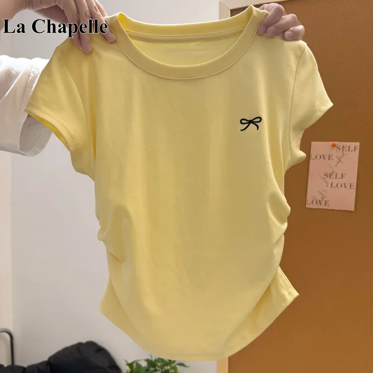 拉夏贝尔奶黄色圆领正肩显白短袖T恤女夏小个子修身褶皱收腰上衣
