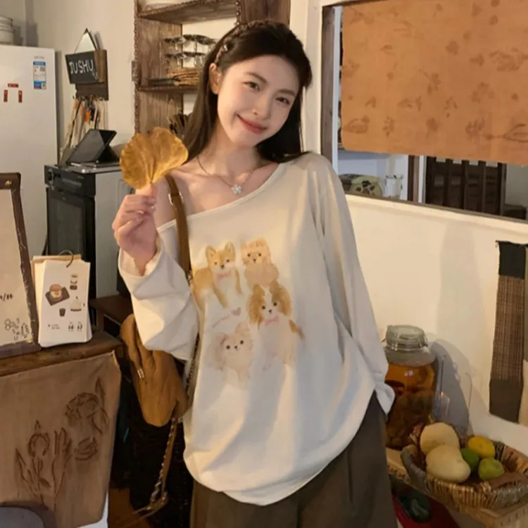 杏色卡通小狗印花斜肩长袖T恤女2025早秋季设计感露肩打底衫上衣
