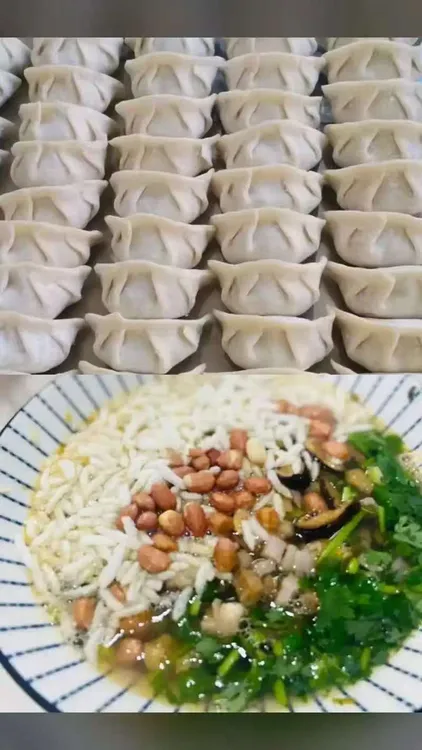 手工韭菜/玉米猪肉馅饺子，大大个一口饱满，慢慢韭菜玉米肉香味