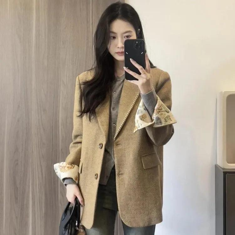 春秋2025超火卡其色西装外套独特超好看西服韩系通勤显瘦气质上衣