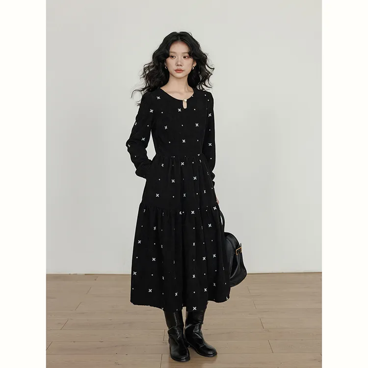 vastand维尚 2025新款冬季圆领长袖刺绣灯芯绒连衣裙女显瘦a字裙