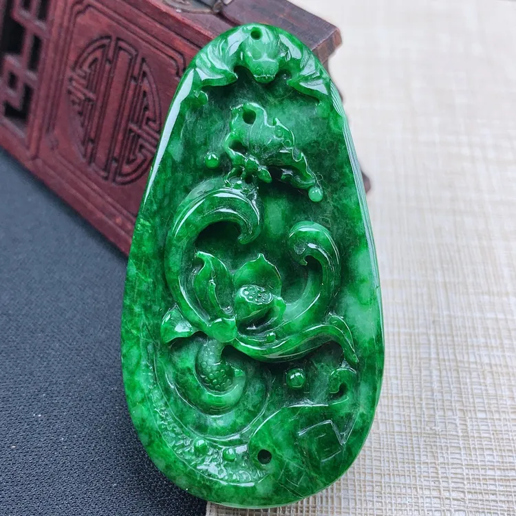 优惠缅甸纯天然A货翡翠老坑料精雕辣绿色蝶恋花吊坠