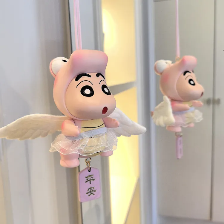 新款高级感粉鳄鱼天使蜡笔小新车载挂件装饰包挂件钥匙扣女孩礼物
