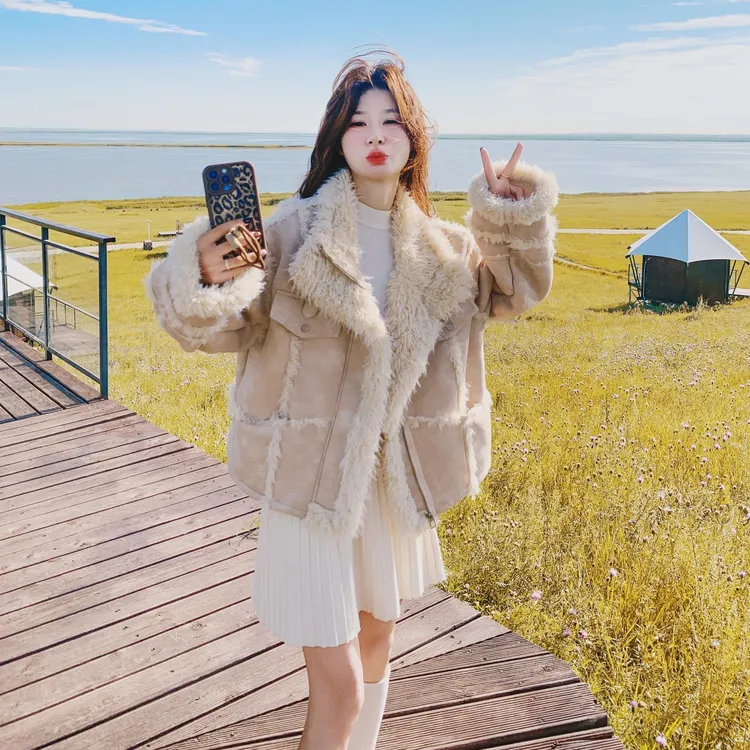 奶黄色麂皮绒羊羔毛短款外套女2025冬季新款时尚皮毛一体加绒棉服