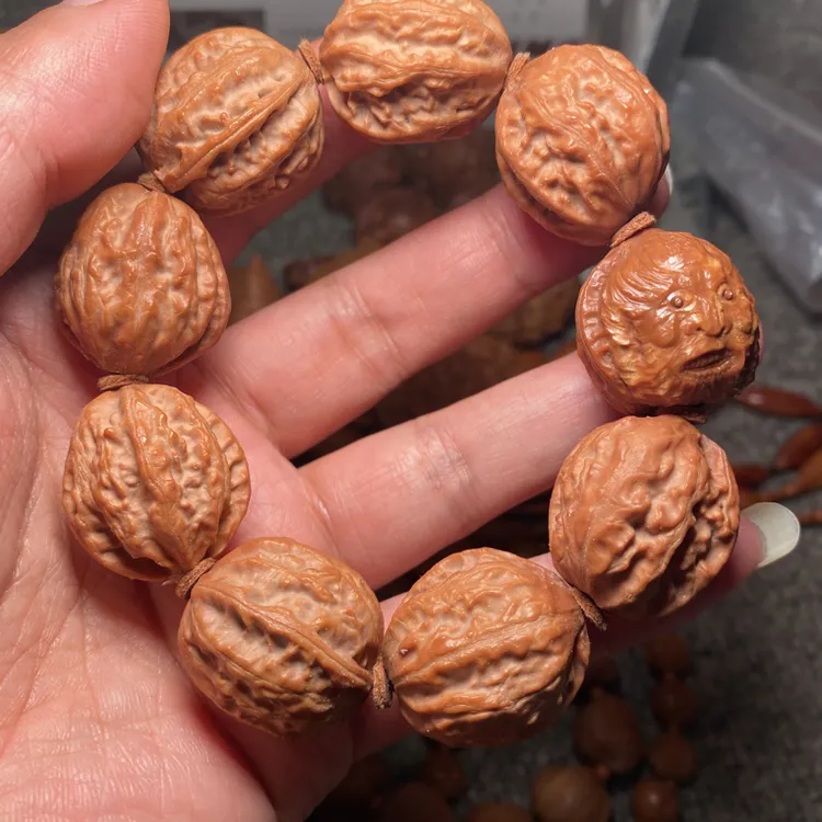 福利苏工核雕，纯手工雕刻，小核桃钟馗手串，个性十足，等待有缘人