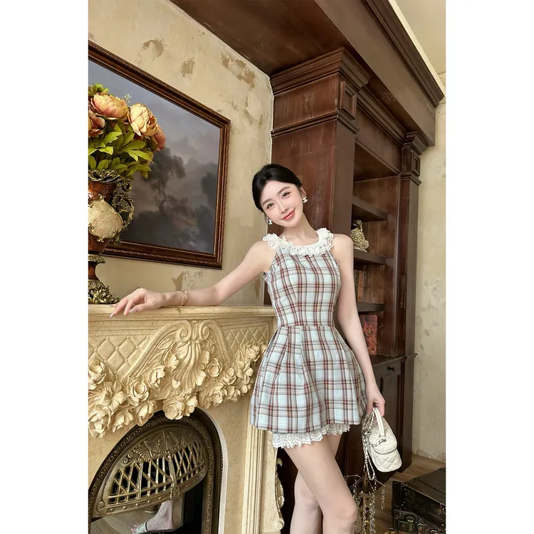 毛妮LADIESFIRST【倾城佳人】格纹挂脖连衣裙配裤子收腰甜美风L1974