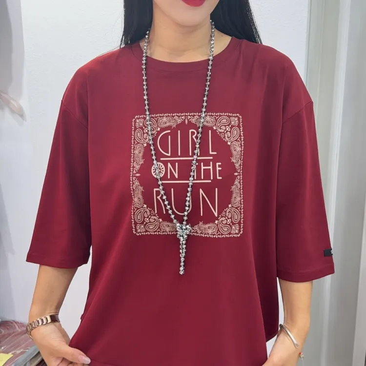 虎年时尚酒红色圆领短袖抗起球刺绣T恤宽松型七分袖