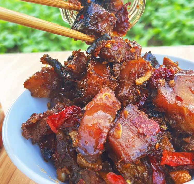 香辣烟熏鱼块下饭菜江西特产零食小吃小鱼干瓶装即食腊手撕鱼260g