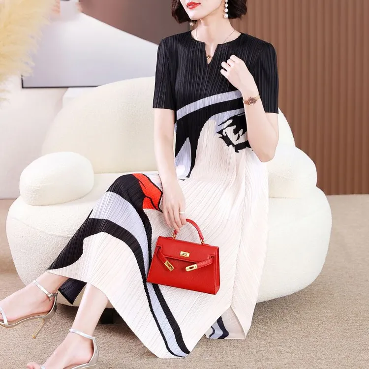 三宅褶皱高档连衣裙夏季新款短袖脸谱印花遮肉大码裙