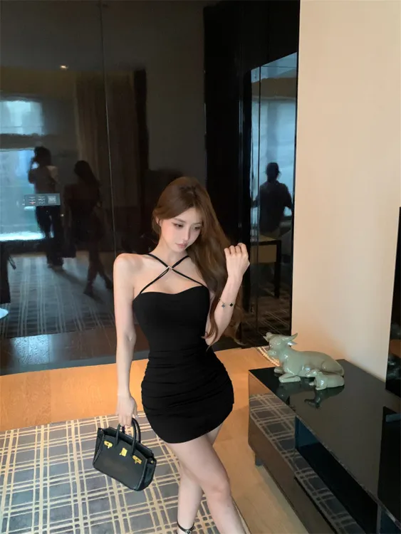韩系小方扣挂脖吊带背心女时尚百搭纯欲风设计感简约绝美别致上衣