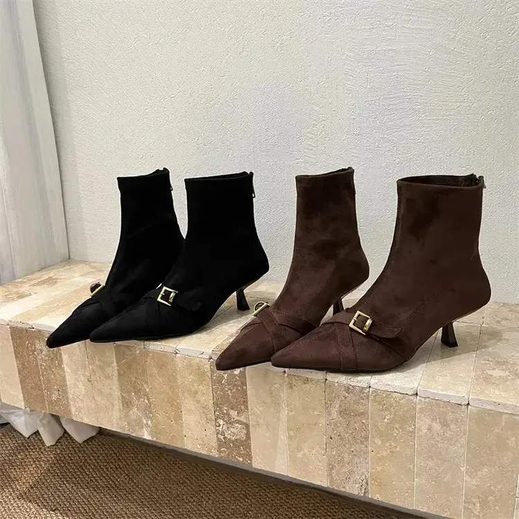 2025冬季新款法式绒面尖头细跟短靴及踝靴复古金属扣加绒瘦瘦靴女