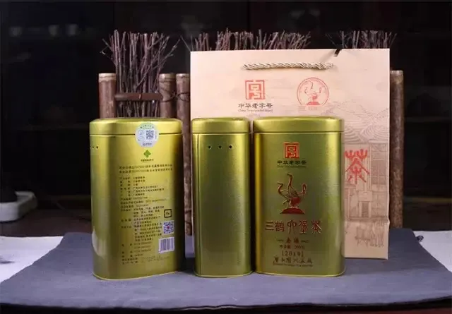 三鹤六堡茶【金罐2019】三级茶200克罐装显木香宾榔香六堡茶