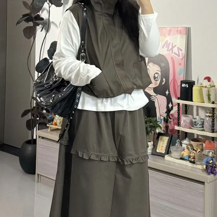 慵懒翻领马甲搭配纯色T恤与高腰花苞裙时尚套装