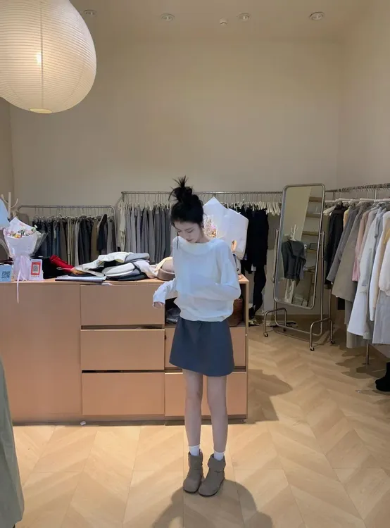 2025秋季新款韩系简约气质休闲白色休闲上衣灰色高腰显瘦半身裙