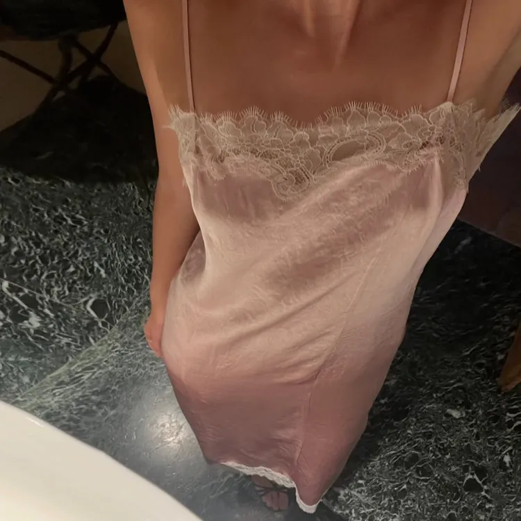 ROMI STUDIO“睫毛连衣裙”法式蕾丝花边醋酸凉感吊带裙RWDRLG3871