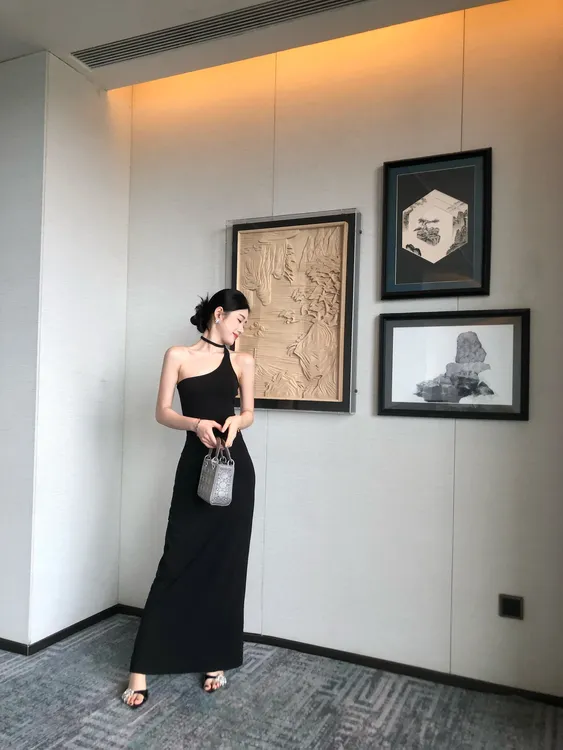 2025夏季不对称性感修身高弹挂脖连衣裙法式小众包臀针织修身长裙
